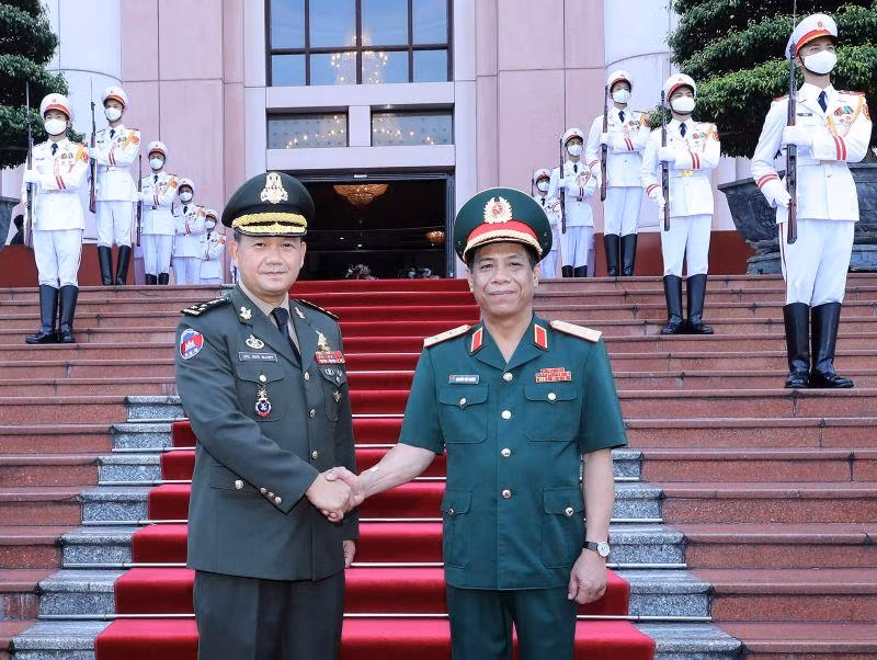 Trung tướng Nguyễn Văn Nghĩa đón Đại tướng Hun Manet. (Ảnh: Trọng Đức)