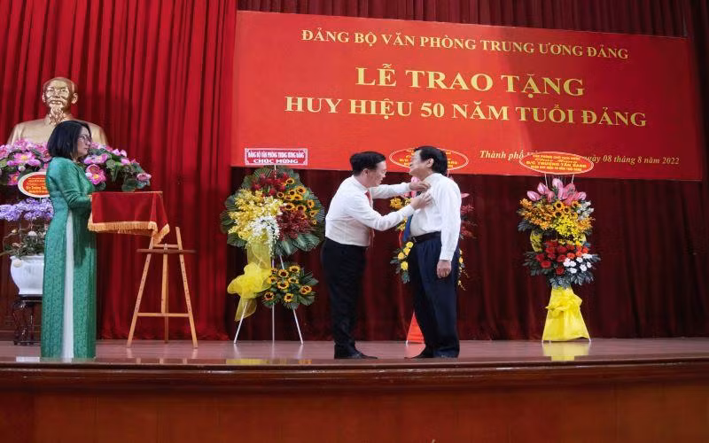 Đồng chí Võ Văn Thưởng, Thường trực Ban Bí thư trao Huy hiệu 50 năm tuổi Đảng cho nguyên Chủ tịch nước Trương Tấn Sang.