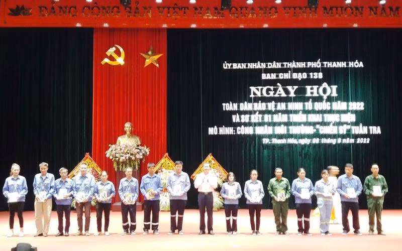 Lãnh đạo tỉnh Thanh Hóa trao tặng quà cho các cá nhân vượt khó, có đóng góp trong phong trào Toàn dân bảo vệ an ninh Tổ quốc.