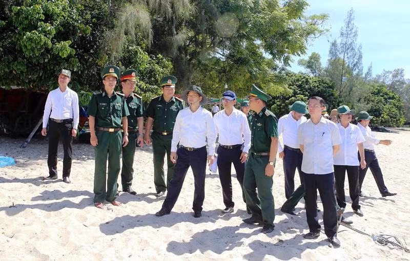 Đoàn công tác của Thường trực Thành ủy Đà Nẵng đi kiểm tra thực tế dự án. Đoàn công tác của Thường trực Thành ủy Đà Nẵng đi kiểm tra thực tế dự án.
