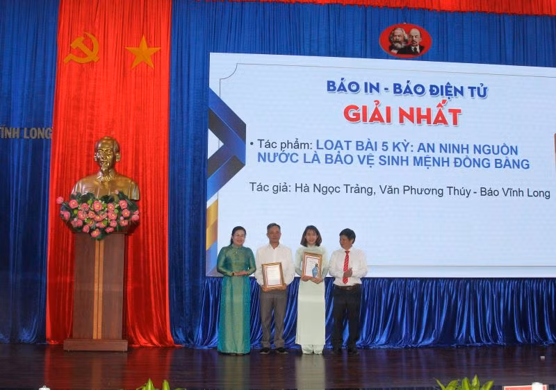 Ban tổ chức trao giải nhất cho nhóm tác giả Báo Vĩnh Long. 