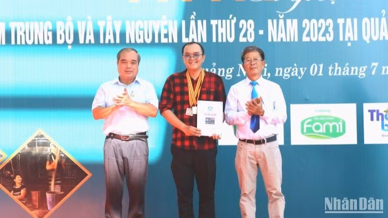 Trao Huy chương Vàng cho tác phẩm bộ ảnh “Đà Nẵng thành phố của những cây cầu” của tác giả Lê Quang Thiện (Đà Nẵng).