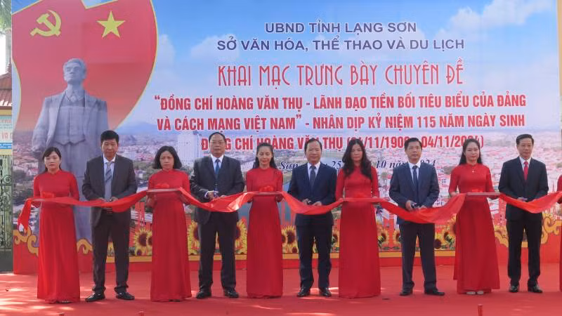 Đại diện lãnh đạo các cơ quan ban ngành của tỉnh Lạng Sơn cắt băng khai mạc Trưng bày chuyên đề:" Đồng chí Hoàng Văn Thụ - lãnh đạo tiền bối của Đảng và cách mạng Việt Nam".