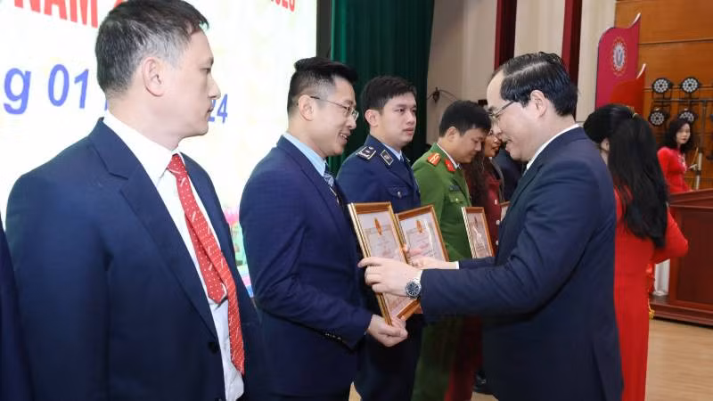 Lãnh đạo Ủy ban nhân dân tỉnh Lạng Sơn trao bằng khen của tỉnh cho các tập thể và cá nhân có nhiều thành tích xuất sắc trong phong trào thi đua năm 2023.