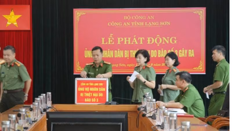 Cán bộ, chiến sĩ Công an tỉnh Lạng Sơn tham gia quyên góp ủng hộ người dân bị thiệt hại do bão số 3.