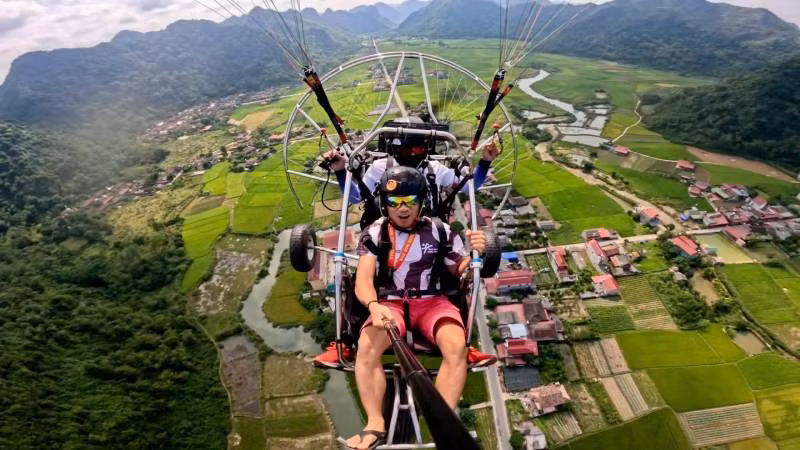 Du khách trải nghiệm bằng dù lượn, trên cánh đồng Bắc Sơn (Lạng Sơn).