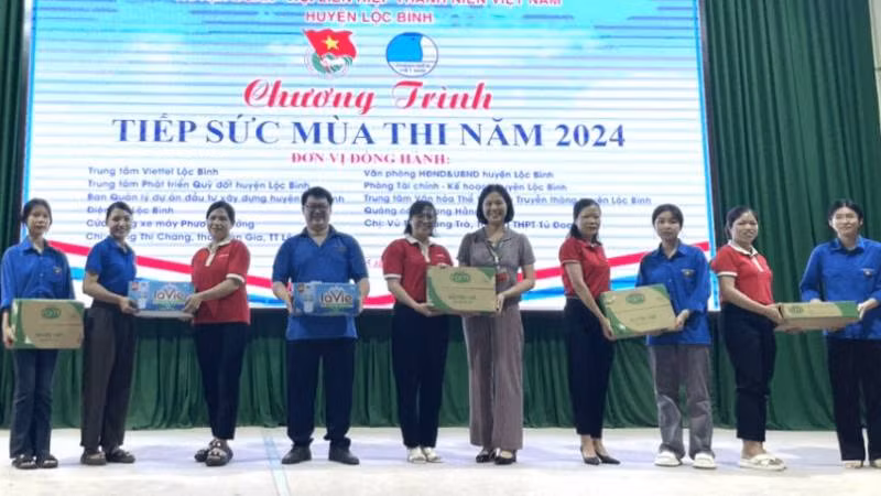 Huyện đoàn Lộc Bình (Lạng Sơn) cùng nhà tài trợ tặng quà cho các thí sinh dự thi có hoàn cảnh khó khăn.