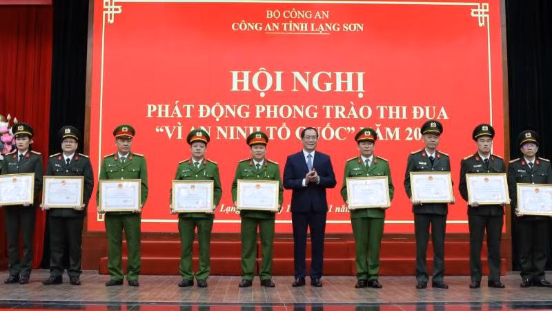 Thừa ủy quyền của Chủ tịch nước, phó Chủ tịch Ủy ban nhân dân tỉnh Lạng Sơn Dương Xuân Huyên trao tặng Huân chương các hạng và bằng khen của Bộ công an, cùng bằng khen của Ủy ban nhân dân tỉnh cho các tập thể và cá nhân. 