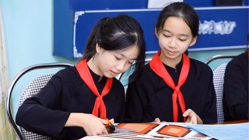 Các em học sinh Trường Trung học cơ sở thị trấn Bắc Sơn, huyện Bắc Sơn (Lạng Sơn) thực hiện lắp ghép mô hình " Cột cờ Hà Nội".