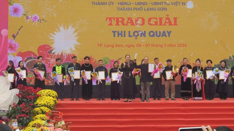 Ban tổ chức trao giải cho các tập thể và cá nhân tham gia đoạt giải về nội dung thi thịt lợn quay, Ban tổ chức trao giải cho các tập thể và cá nhân tham gia đoạt giải về nội dung thi thịt lợn quay,