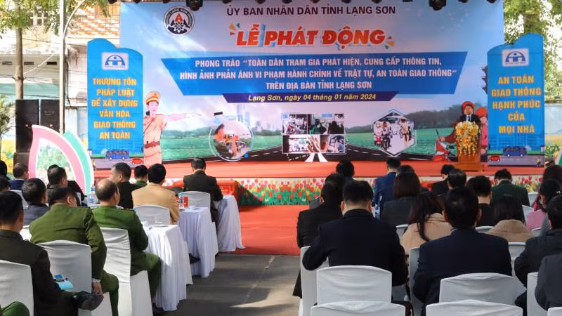 Các đại biểu tham dự lễ phát động toàn dân tham gia phát hiện vi phạm về an toàn giao thông.