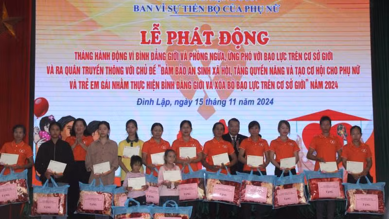 Lãnh đạo Sở Lao động-Thương binh và Xã hội tỉnh và lãnh đạo huyện Đình Lập, trao quà cho phụ nữ và trẻ em có hoàn cảnh khó khăn trên địa bàn huyện. Lãnh đạo Sở Lao động-Thương binh và Xã hội tỉnh và lãnh đạo huyện Đình Lập, trao quà cho phụ nữ và trẻ em có hoàn cảnh khó khăn trên địa bàn huyện.