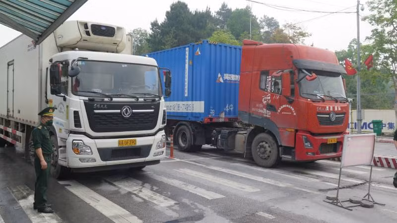 Các xe chở hàng hóa, chờ làm thủ tục thông quan qua cửa khẩu quốc tế Hữu Nghị, Cao Lộc, (Lạng Sơn). 