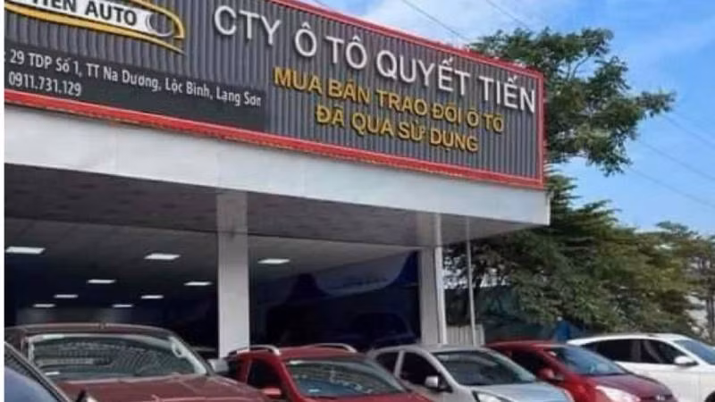 Các đối tượng dùng hình ảnh giả mạo salon ô-tô làm hình nền trên tài khoản Facebook để lừa đảo.