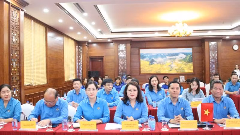 Các đại biểu Liên đoàn Lao động 4 tỉnh Cao Bằng, Hà Giang, Quảng Ninh và Lạng Sơn tham dự lễ trao tặng quà. 