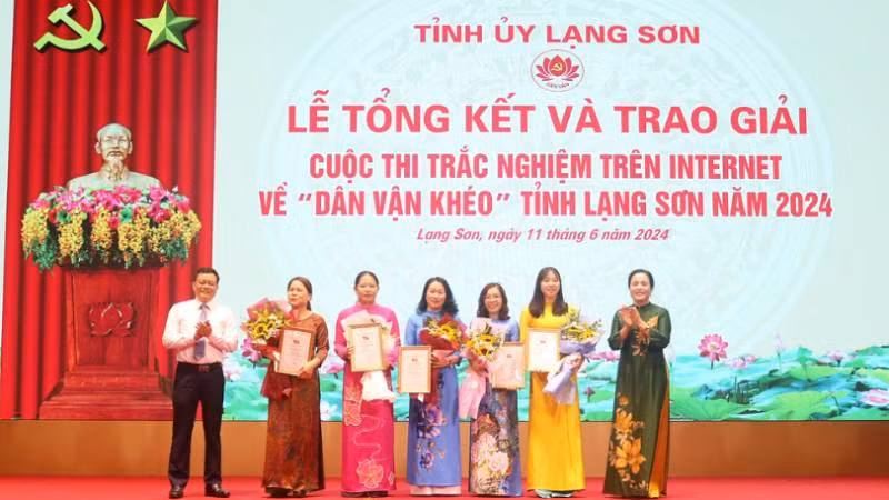 Ban tổ chức trao giải cho các tập thể và cá nhân đạt giải cao. Ban tổ chức trao giải cho các tập thể và cá nhân đạt giải cao.