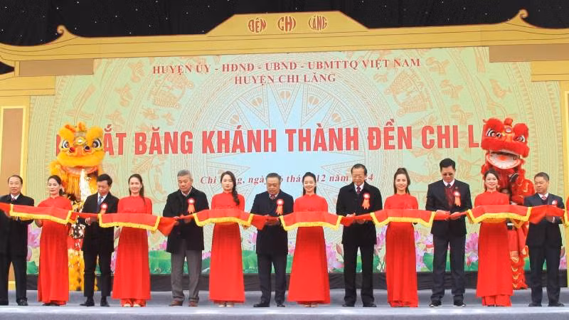 Các đại biểu tham gia nghi thức cắt băng khánh thành đền Chi Lăng.