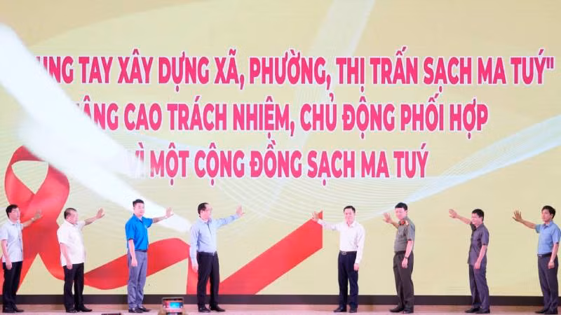 Các đại biểu tham gia nghi lễ cam kết chung tay phòng, chống ma túy.