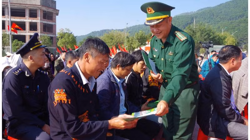 Bộ đội Biên phòng Lạng Sơn tuyên truyền pháp luật cho người dân khu vực biên giới.