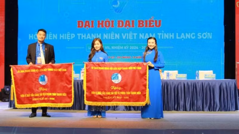 Đại diện lãnh đạo Trung ương Hội Liên hiệp Thanh niên Việt Nam trao cờ thi đua cho Hội Liên hiệp Thanh niên Việt Nam tỉnh Lạng Sơn. Đại diện lãnh đạo Trung ương Hội Liên hiệp Thanh niên Việt Nam trao cờ thi đua cho Hội Liên hiệp Thanh niên Việt Nam tỉnh Lạng Sơn.
