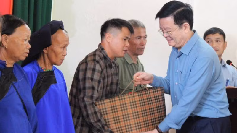 Đồng chí Mai Văn Chính, Trưởng Ban Dân vận Trung ương tặng quà cho các gia đình bị ảnh hưởng bão số 3 ở huyện Chi Lăng, (Lạng Sơn).