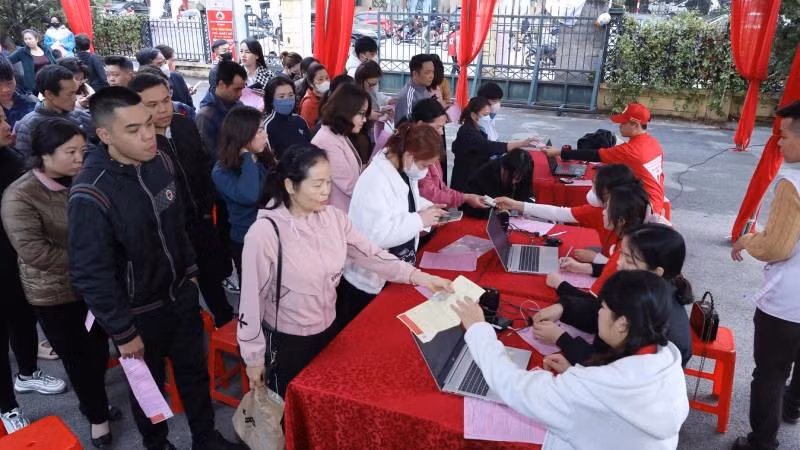 Đông đảo người dân thành phố Lạng Sơn đến đăng ký tham gia hiến máu tình nguyện.