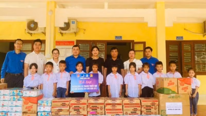 Đại diện lãnh đạo Tỉnh Đoàn Lạng Sơn cùng câu lạc bộ khởi nghiệp đầu tư tỉnh trao hỗ trợ thầy và trò Trưởng tiểu học xã Xuân Long, huyện Cao Lộc (Lạng Sơn). Đại diện lãnh đạo Tỉnh Đoàn Lạng Sơn cùng câu lạc bộ khởi nghiệp đầu tư tỉnh trao hỗ trợ thầy và trò Trưởng tiểu học xã Xuân Long, huyện Cao Lộc (Lạng Sơn).