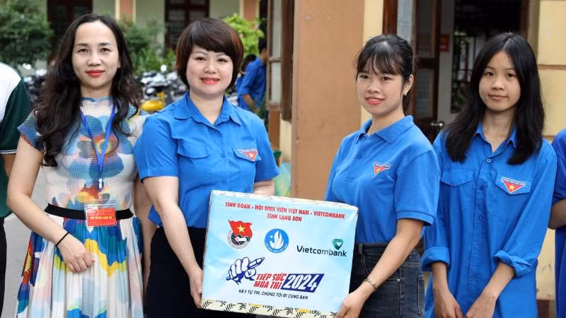 Thành đoàn Lạng Sơn trao tặng quà cho các tình nguyện viên thực hiện Chương trình tiếp sức mùa thi ở Trường Trung học phổ thông Việt Bắc.