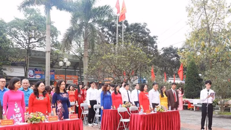 Lễ kết nạp đảng viên cho học sinh lớp 12, Trung học phổ thông Việt Bắc, Thành phố Lạng Sơn, (Lạng Sơn).