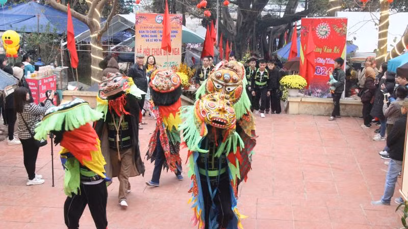 Đội văn nghệ quần chúng của xã Gia Cát, huyện Cao Lộc tham gia tiết mục múa sư tử tại chùa Bắc Nga. Đội văn nghệ quần chúng của xã Gia Cát, huyện Cao Lộc tham gia tiết mục múa sư tử tại chùa Bắc Nga.