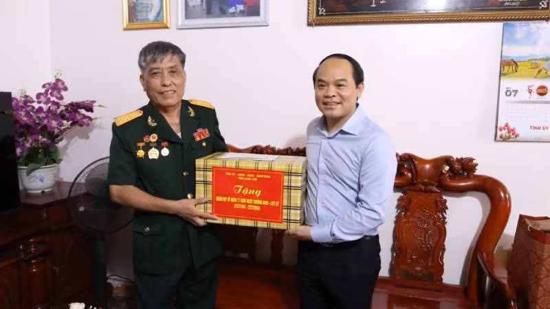 Đồng chí Nguyễn Quốc Đoàn, Ủy viên Trung ương Đảng, Bí thư Tỉnh ủy Lạng Sơn, thăm, tặng quà thương binh Hoàng Văn Tiền, trú tại thôn Bắc Pù, Bắc Thủy (Chi Lăng). Đồng chí Nguyễn Quốc Đoàn, Ủy viên Trung ương Đảng, Bí thư Tỉnh ủy Lạng Sơn, thăm, tặng quà thương binh Hoàng Văn Tiền, trú tại thôn Bắc Pù, Bắc Thủy (Chi Lăng).