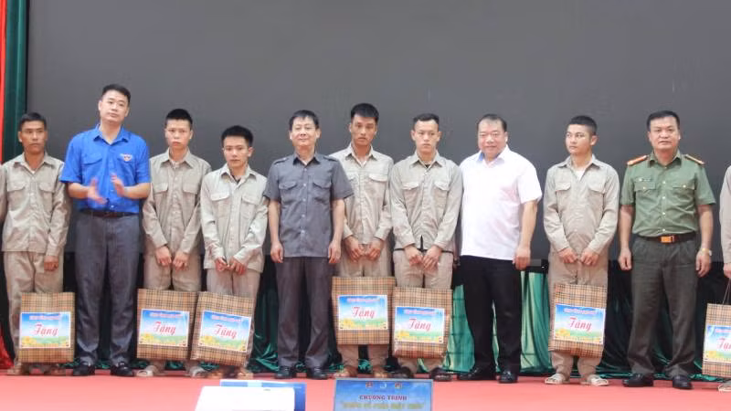 Đại diện lãnh đạo các cơ quan của tỉnh tặng quà cho các học viên cai nghiện tốt tại cơ sở cai nghiện của tỉnh. Đại diện lãnh đạo các cơ quan của tỉnh tặng quà cho các học viên cai nghiện tốt tại cơ sở cai nghiện của tỉnh.