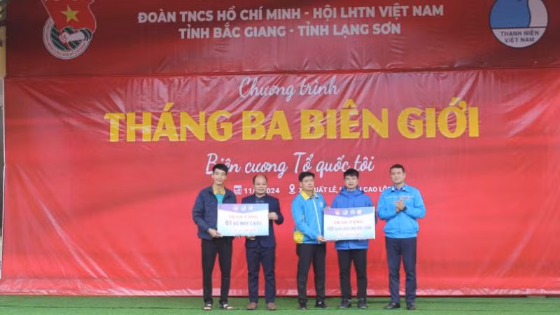 Tỉnh đoàn Lạng Sơn và Tỉnh đoàn Bắc Giang tặng quà cho nhà trường và học sinh Trường Trung học cơ sở Xuất Lễ, Cao Lộc (Lạng Sơn).
