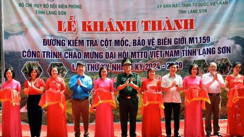 Các đại biểu cắt băng khánh thành công trình đường kiểm tra cột mốc, bảo vệ biên giới M1159, Thanh Lòa, Cao Lộc, Lạng Sơn.