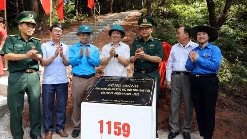 Các đại biểu bên công trình Chào mừng Đại hội Mặt trận Tổ quốc Việt Nam tỉnh Lạng Sơn, lần thứ 15, nhiệm kỳ 2024-2029.