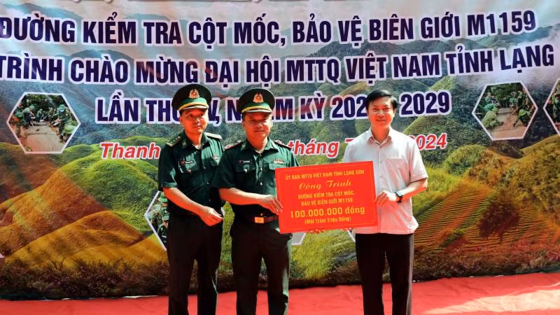 Lãnh đạo Ủy ban Mặt trận Tổ quốc tỉnh Lạng Sơn trao biển hỗ trợ kinh phí xây dựng công trình đường kiểm tra cột mốc, cho Đồn Biên phòng Thanh Lòa, Cao Lộc, Lạng Sơn.