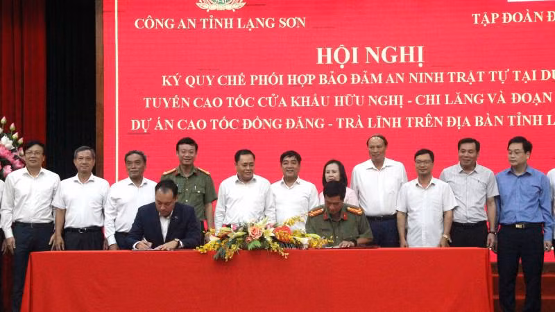 Đại diện lãnh đạo công an tỉnh Lạng Sơn và lãnh đạo Tập đoàn Đèo cả tham gia ký quy chế phối hợp.