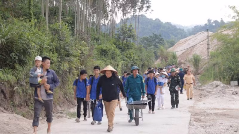 Các lực lượng chức năng và người dân xã Hùng Sơn, Tràng Định (Lạng Sơn) tham gia diễn tập, sơ tán khỏi vùng nguy có ngập lụt.