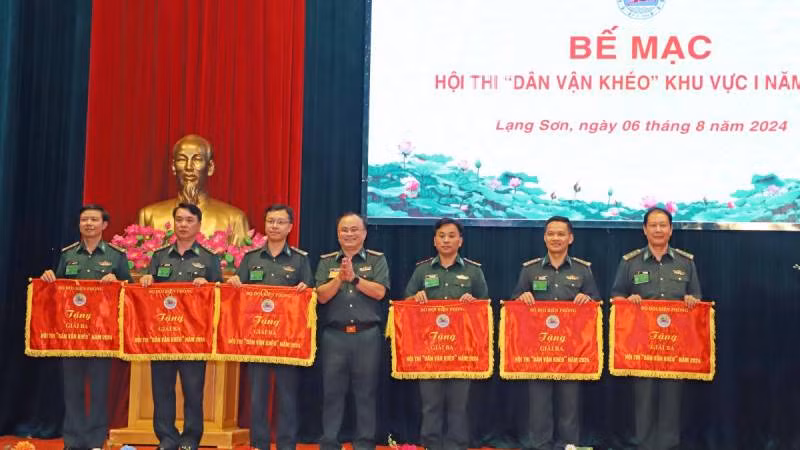 Đại diện ban tổ chức trao giải Ba cho các đội thi. Đại diện ban tổ chức trao giải Ba cho các đội thi.