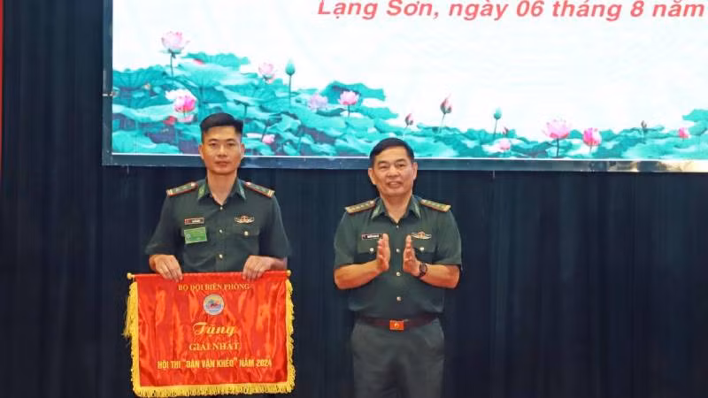 Lãnh đạo Tổng cục Chính trị, Bộ tư lệnh Bộ đội Biên phòng trao giải Nhất cho đội thi Bộ đội Biên phòng Lạng Sơn. Lãnh đạo Tổng cục Chính trị, Bộ tư lệnh Bộ đội Biên phòng trao giải Nhất cho đội thi Bộ đội Biên phòng Lạng Sơn.