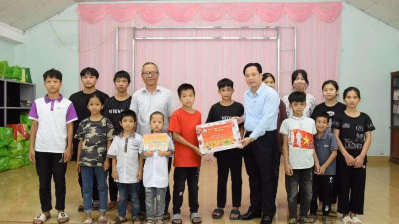 Đồng chí Hoàng Văn Nghiệm, Phó Bí thư Thường trực Tỉnh ủy, Trưởng đoàn đại biểu Quốc hội tỉnh tặng quà cho các cháu thiếu nhi ở Trung tâm Hy Vọng Lộc Bình (Lạng Sơn).
