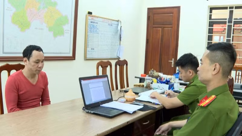 Cơ quan điều tra lấy lời khai đối tượng Trương Văn Thế. (Ảnh do công an tỉnh cung cấp). Cơ quan điều tra lấy lời khai đối tượng Trương Văn Thế. (Ảnh do công an tỉnh cung cấp).