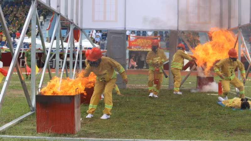 Các vận động viên tham gia trình diễn chữa cháy. Các vận động viên tham gia trình diễn chữa cháy.