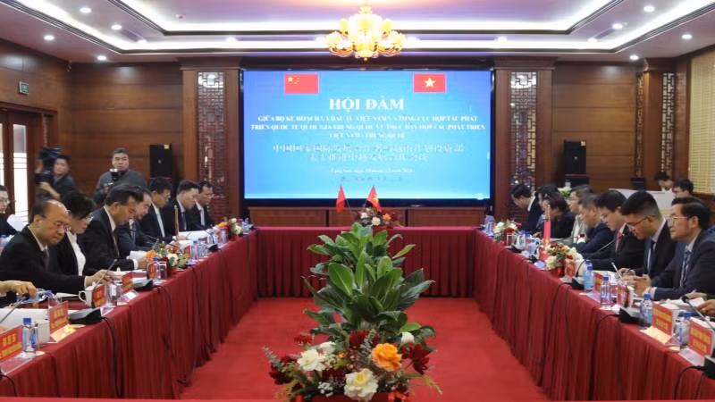 Các đại biểu tham dự hội đàm.