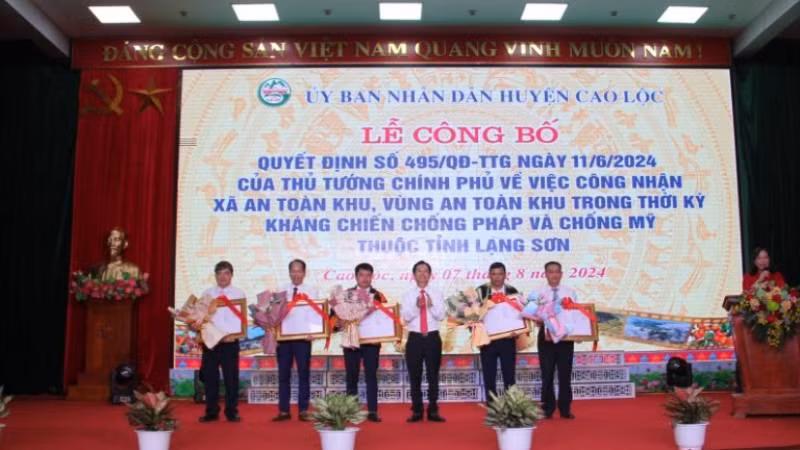Lãnh đạo Ủy ban nhân dân huyện Cao Lộc (Lạng Sơn) trao Quyết định của Thủ tướng Chính phủ về công nhận xã An toàn khu cho lãnh đạo các xã được công nhận.
