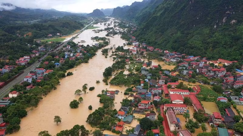 Thị trấn Đồng Mỏ, Chi Lăng (Lạng Sơn) chìm trong nước lũ.