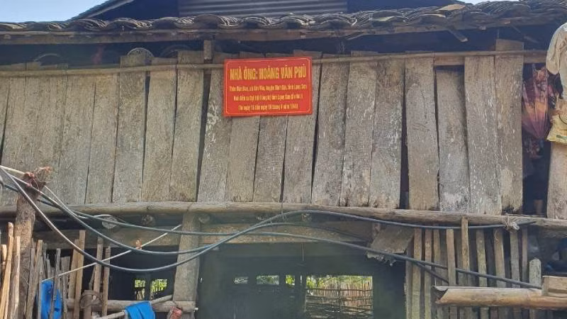 Ngôi nhà ông Hoàng Văn Phù, nhiều hạng mục đã xuống cấp nghiêm trọng.
