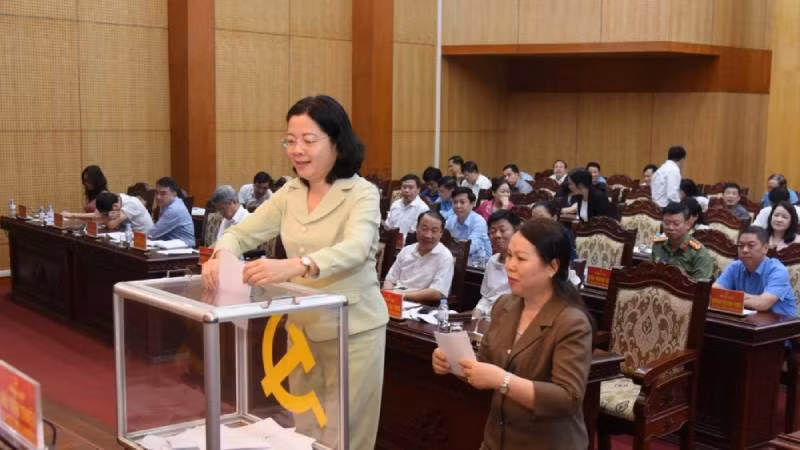 Các đại biểu dự hội nghị bỏ phiếu kiện toàn chức danh Bí thư Tỉnh ủy Lạng Sơn nhiệm kỳ 2020-2025.