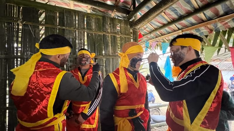 Những thanh niên tham gia lễ hội, trang trí bôi nhọ mặt. Những thanh niên tham gia lễ hội, trang trí bôi nhọ mặt.