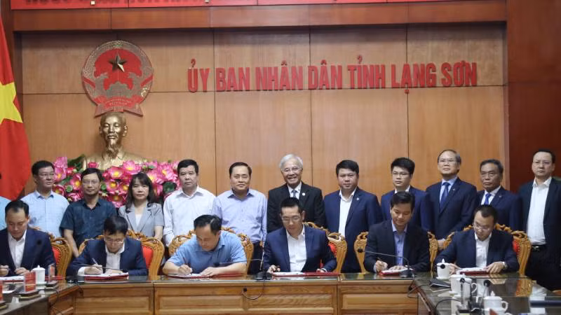 Đại diện lãnh đạo Ủy ban nhân dân tỉnh Lạng Sơn và liên doanh nhà đầu tư ký kết Hợp đồng BOT dự án cao tốc cửa khẩu Hữu Nghị-Chi Lăng.